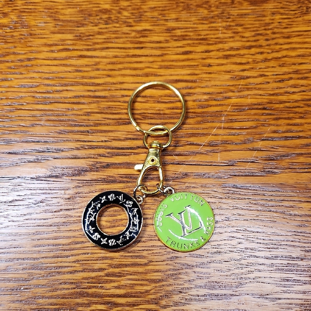 FASHION  Green Medallion Keychain with Black Ring Charm